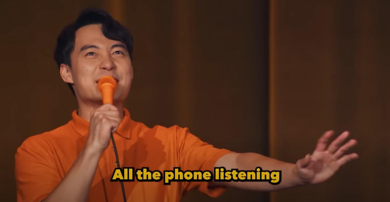 黃瑾瑜在演出取笑華為手機。(影片截圖)