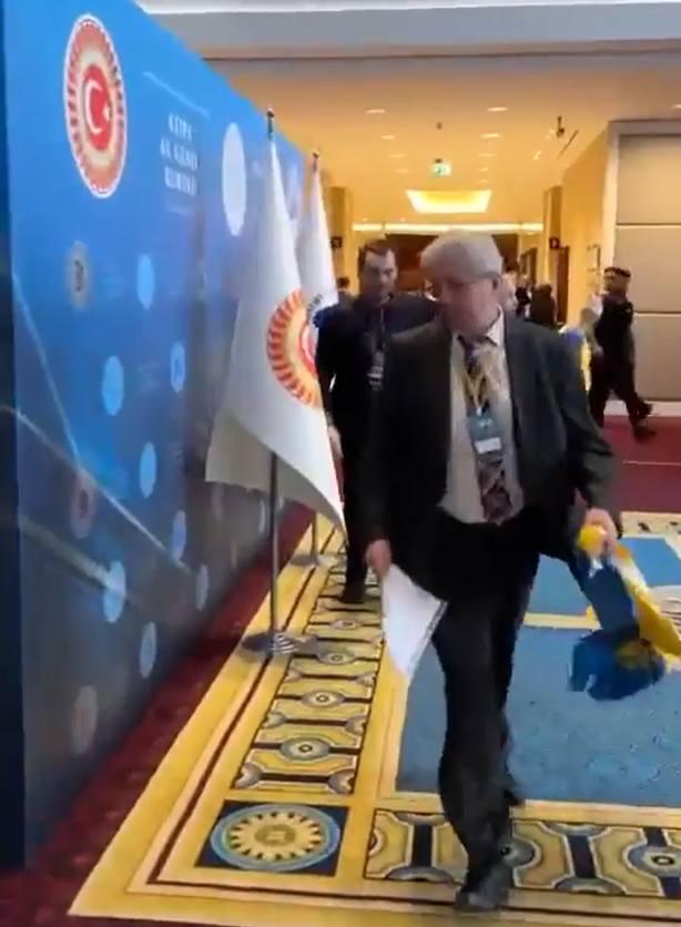 俄羅斯代表搶走烏國旗後,烏國代表尾隨。(影片截圖)