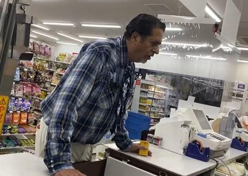 男子不斷責罵店員。(影片截圖)
