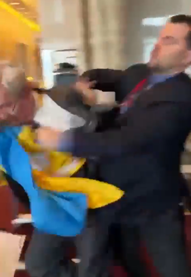 烏克蘭代表揮拳意圖搶回國旗。(影片截圖)