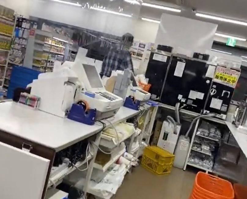 男子之後氣沖沖離去。(影片截圖)