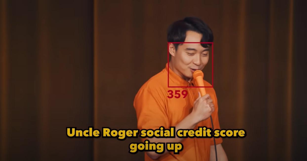 黃瑾瑜在演出取笑內地社會信用制度。(影片截圖)