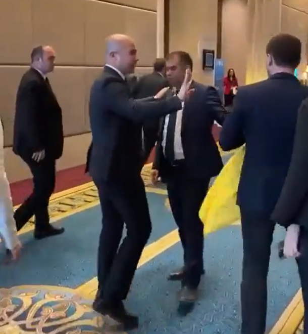 保安分隔雙方代表。(影片截圖)