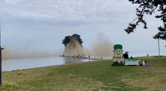 見附島遊人避難。(Twitter圖片)