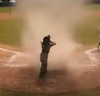 沙塵暴突然就包圍着捕手。(影片截圖)