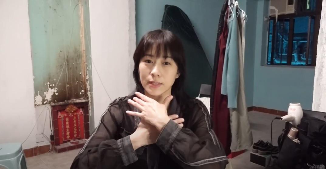 林嘉欣憶述拍攝情景,要用真力箍頸。