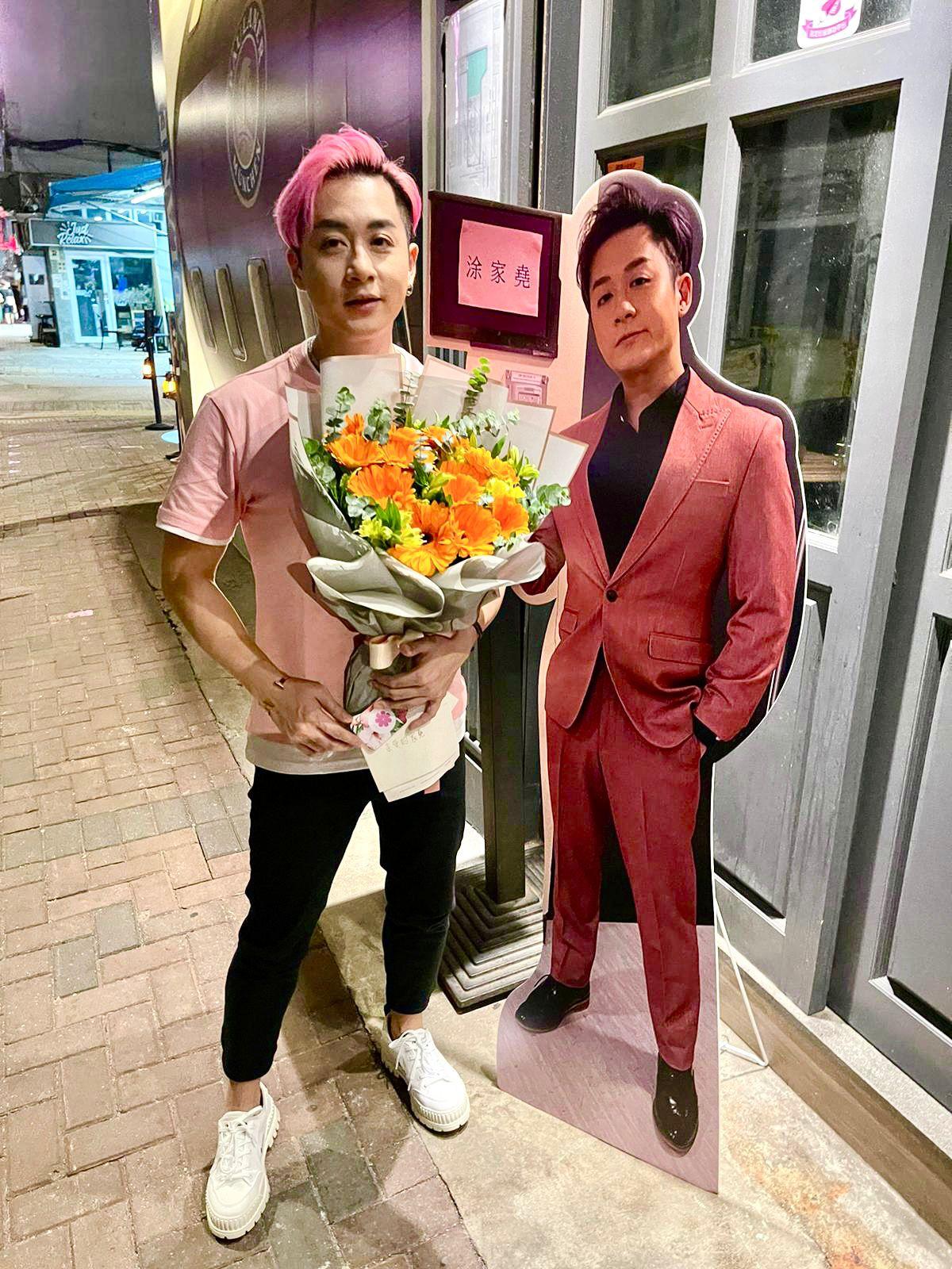 有女歌迷獻上鮮花,自言如婚禮進場的感覺。