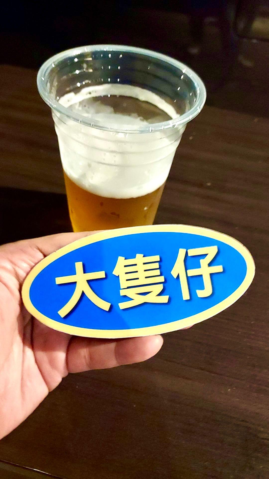 家堯將「大隻仔」名牌割愛贈歌迷。