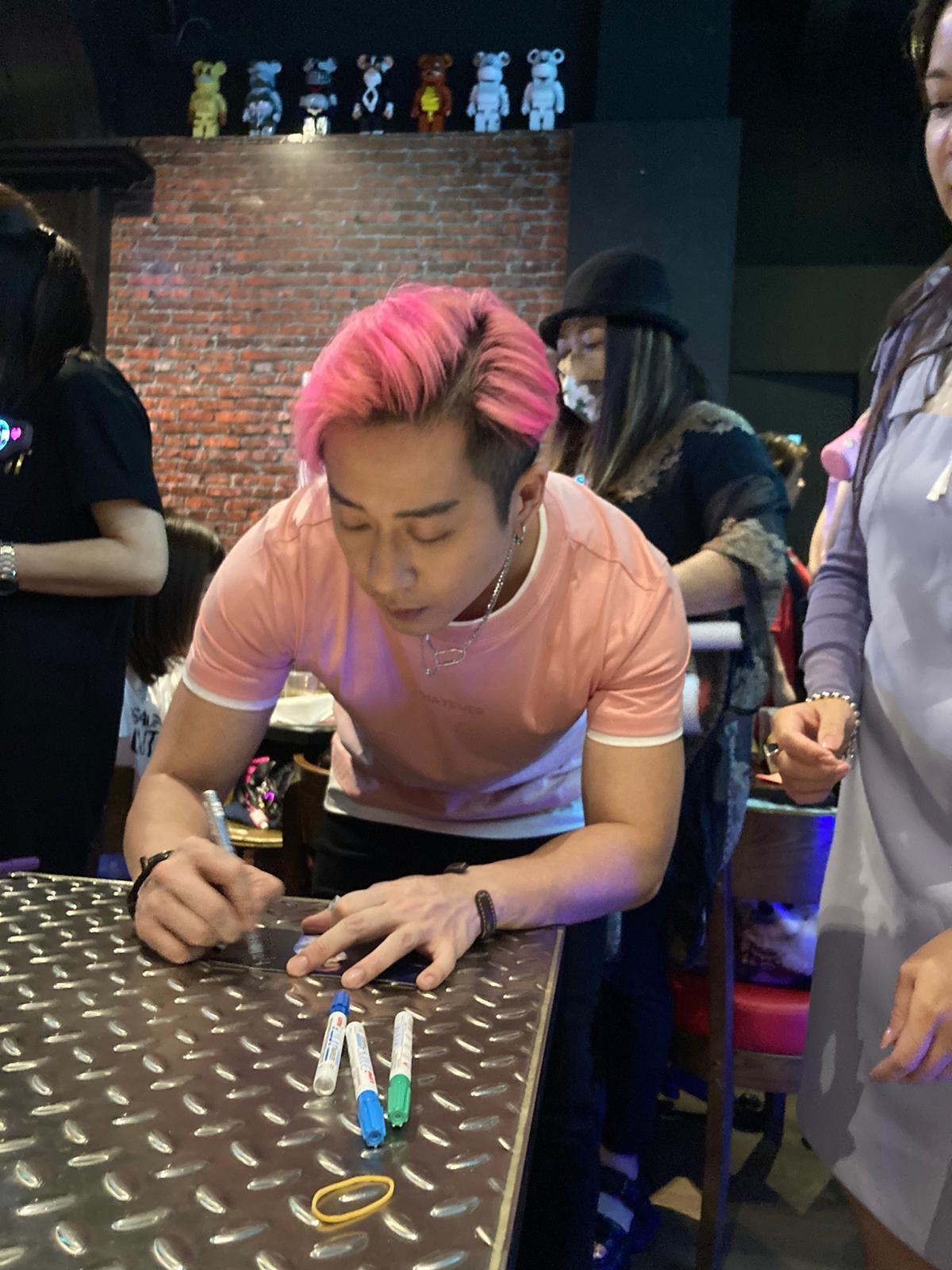 家堯將「大隻仔」名牌割愛贈歌迷。