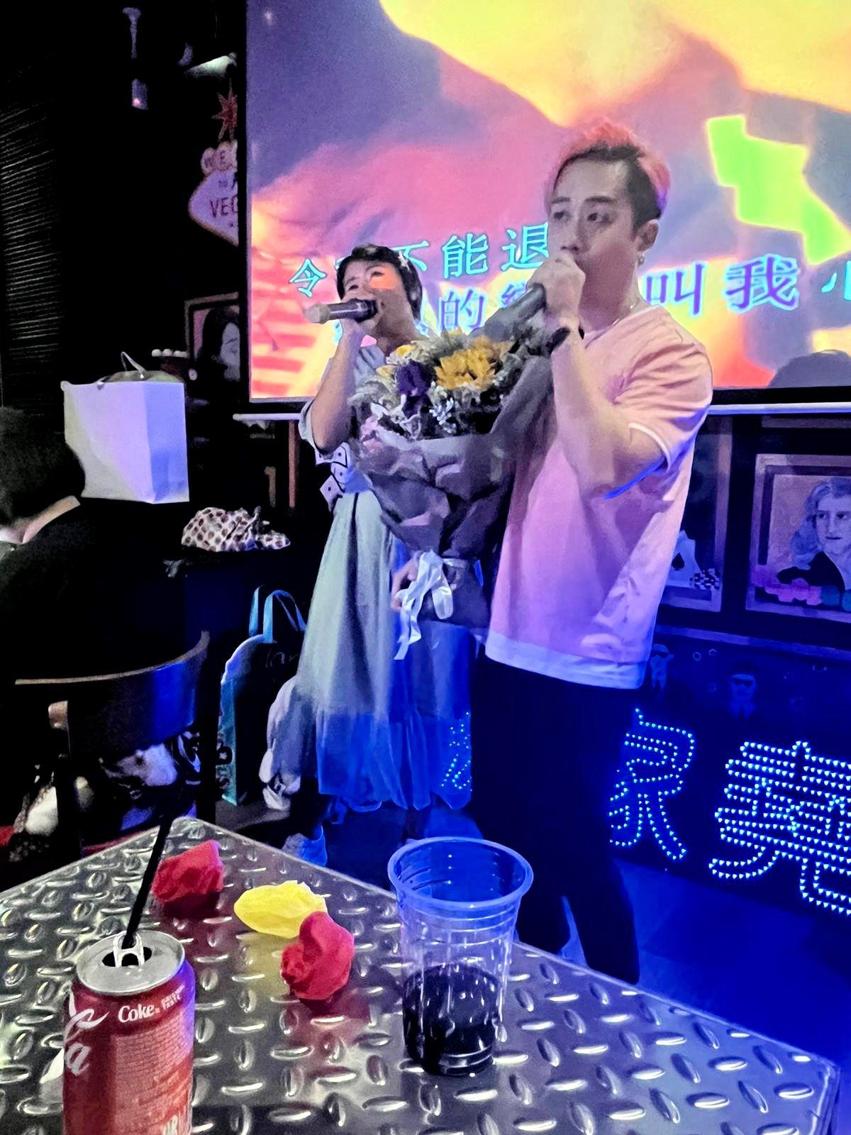 家堯與歌迷大玩合唱。