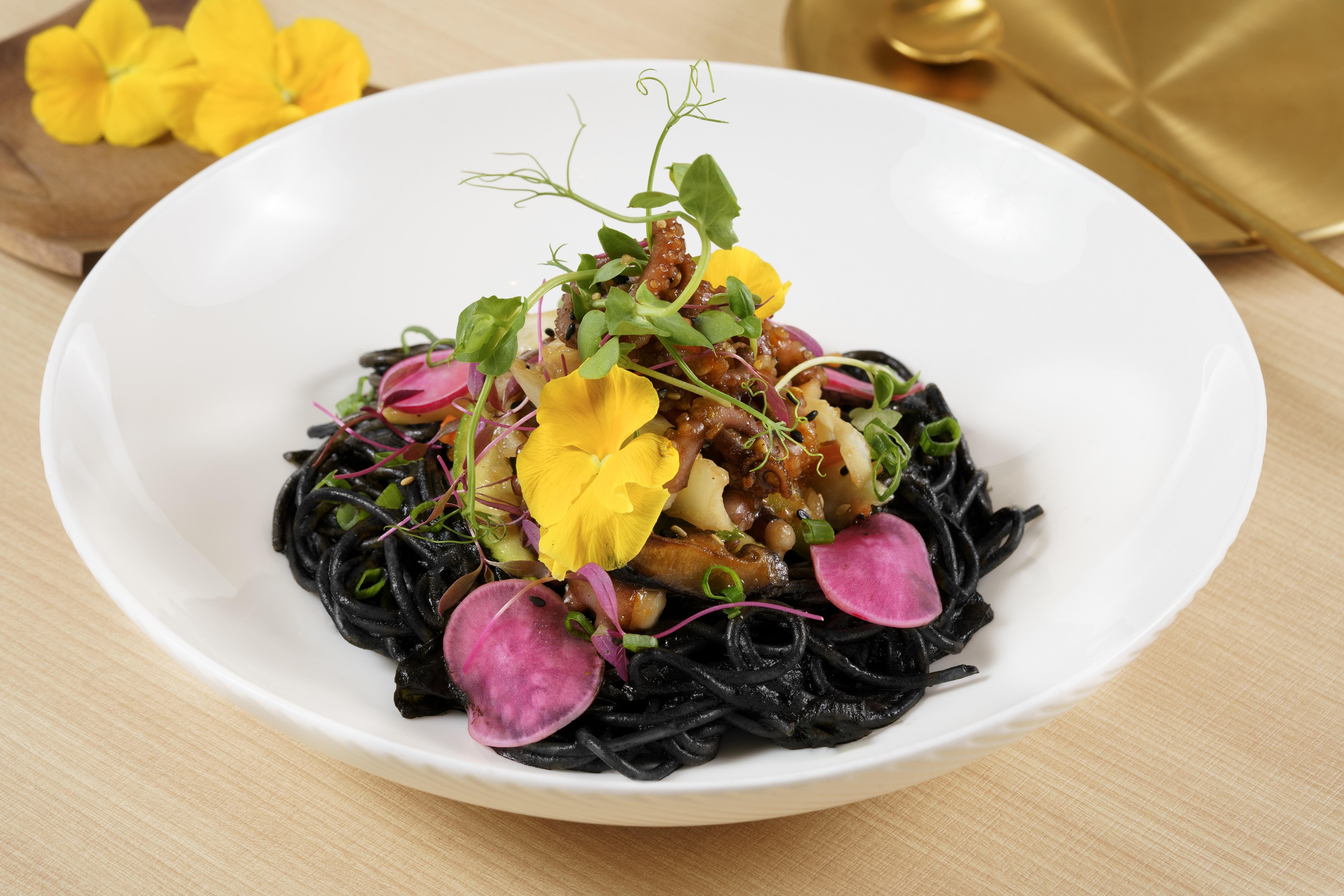 濟州島炒八爪魚配墨魚汁意粉