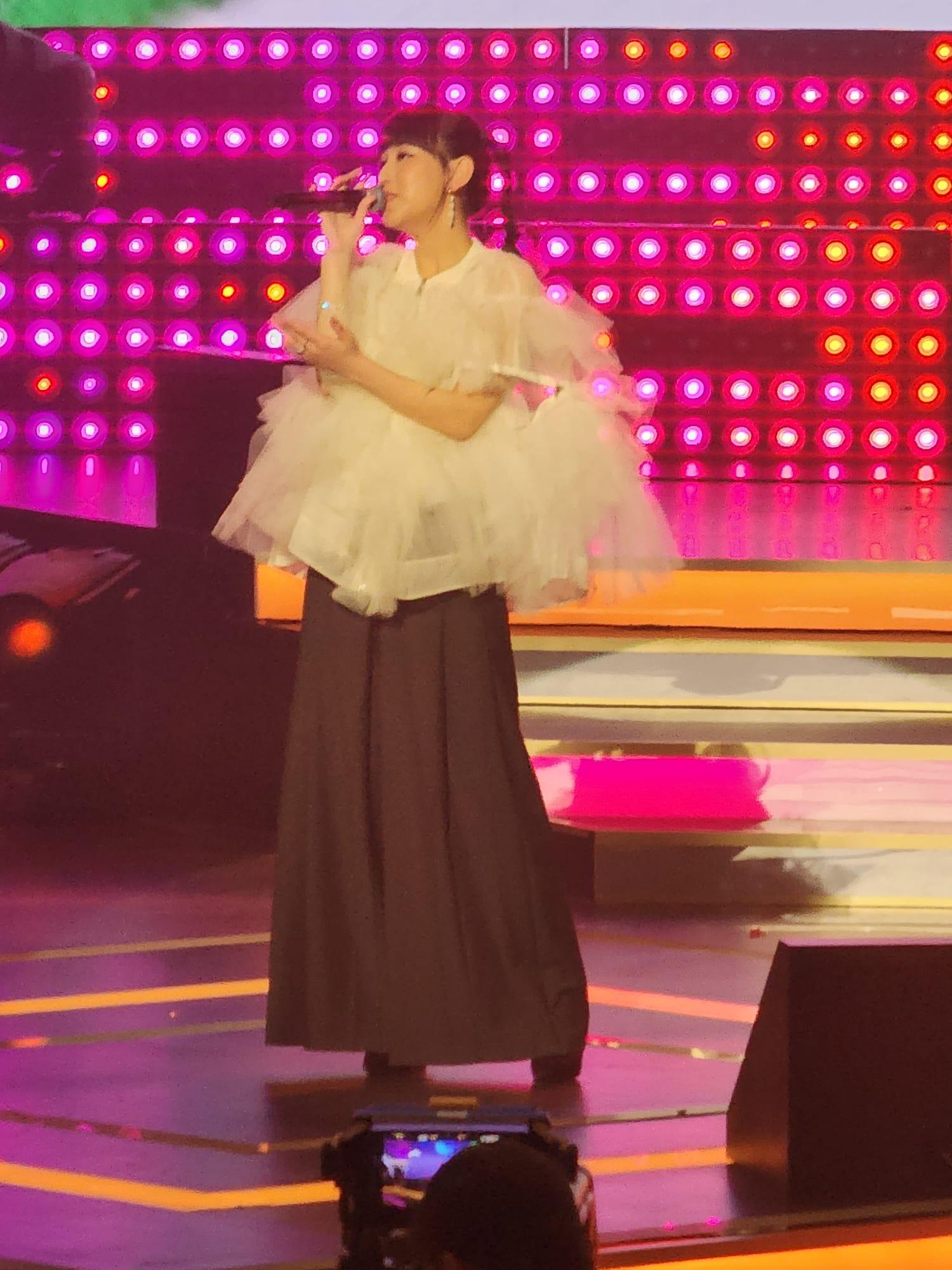 炎明熹登場唱出得獎歌曲