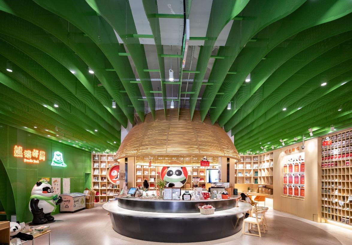熊貓郵局旗艦店以清新的綠色為主調,流線型線條貫穿設計,打造出「熊貓山谷」的感覺。(圖片來源:視覺中國)