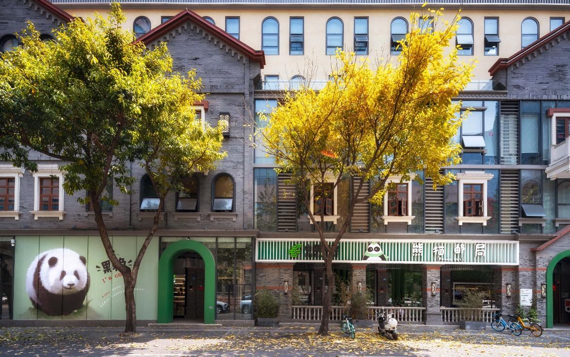 熊貓郵局旗艦店位於百年暑襪街,是成都規模最大的熊貓郵局。(圖片來源:視覺中國)