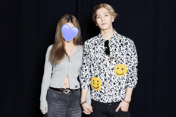 王嘉爾以往亦跟不少女性粉絲親密合照。