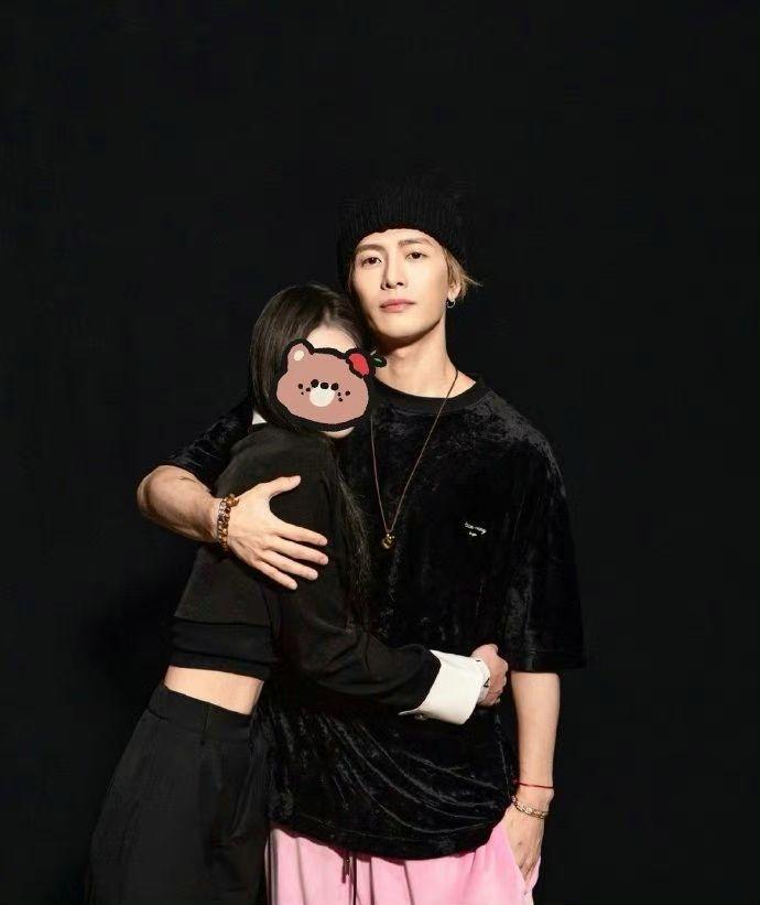 王嘉爾還跟其他女性粉絲親密合照。