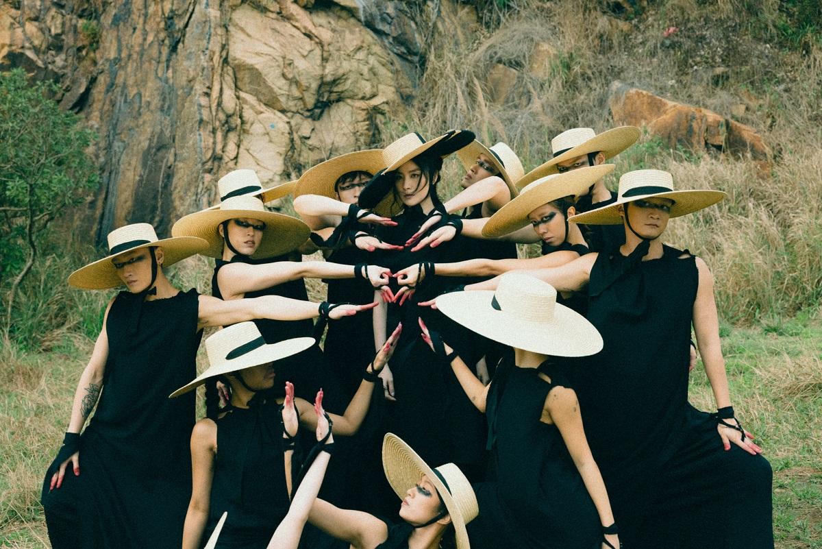 Kelly新歌《談情的價值》MV,著箇場景設計和各performers形體的一體性。