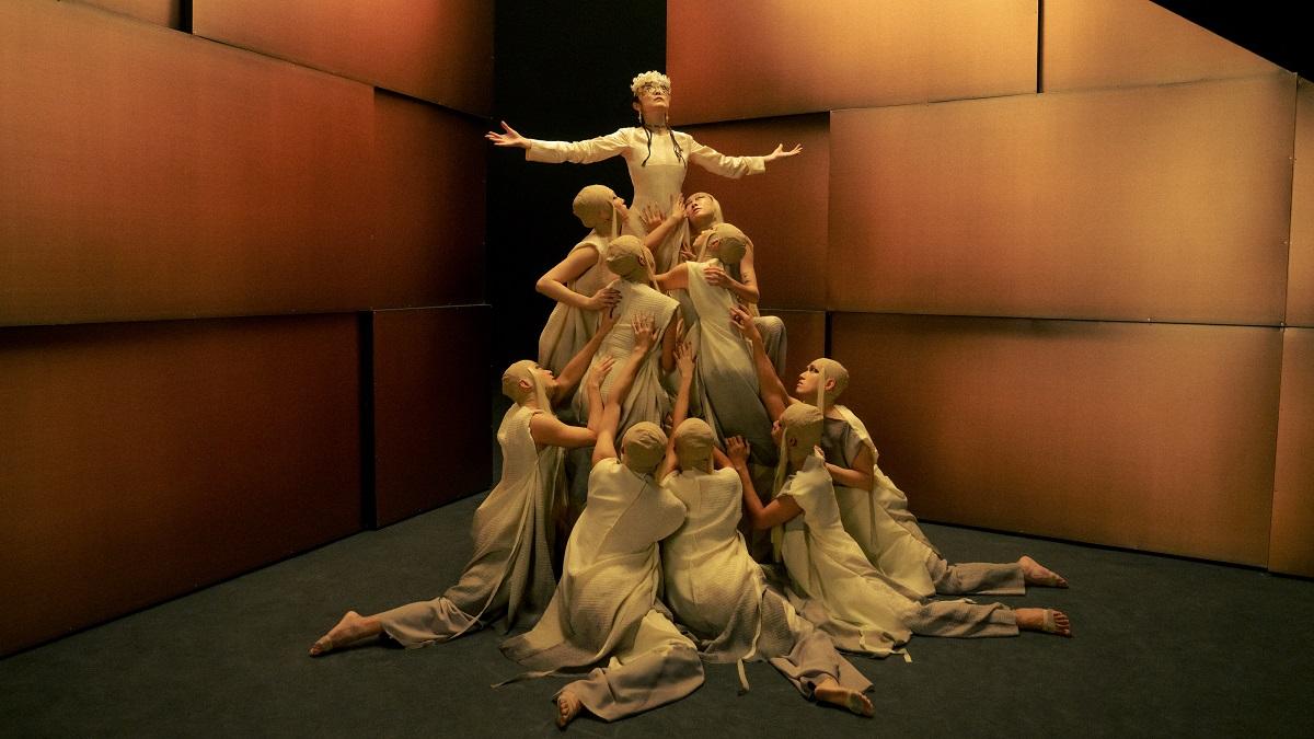 Kelly新歌《談情的價值》MV,著重場景設計和各performers形體的一體性。