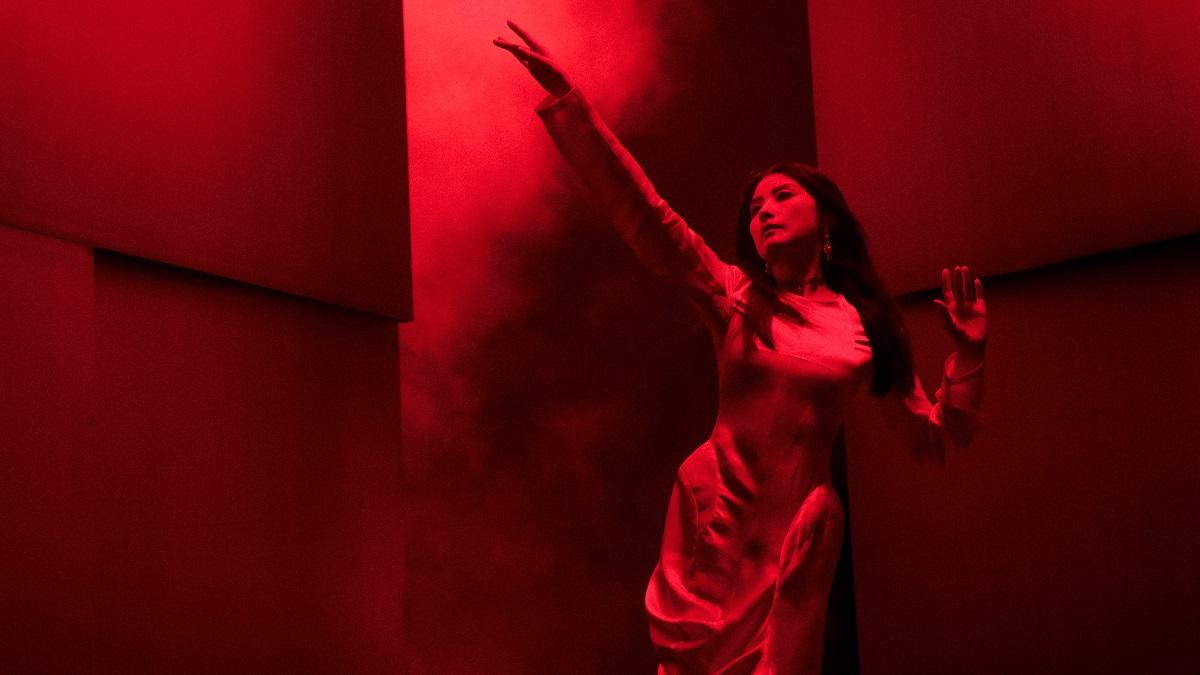 Kelly在新歌《談情的價值》MV中,以7個不同造型示人。