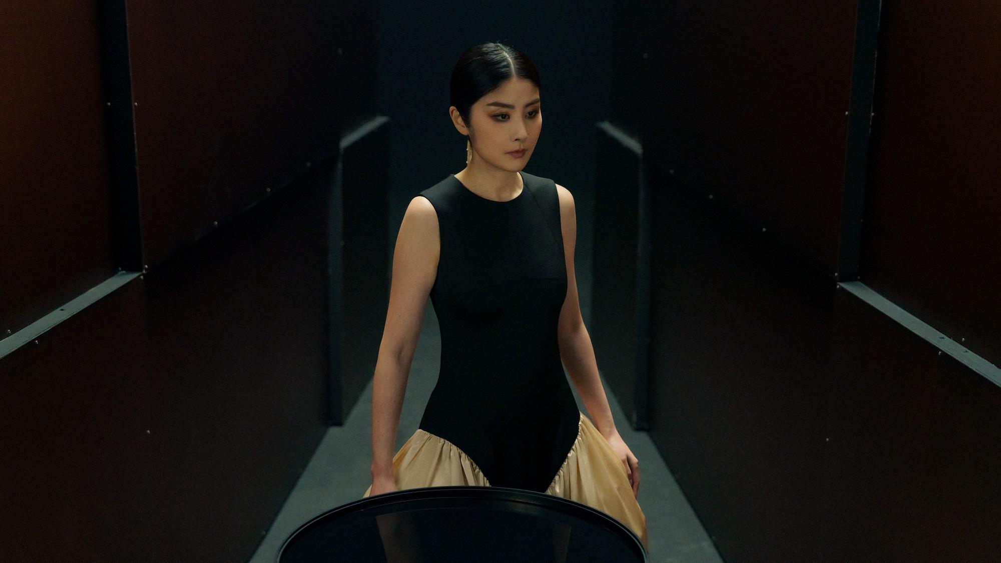 Kelly在新歌《談情的價值》MV中,以7個不同造型示人。