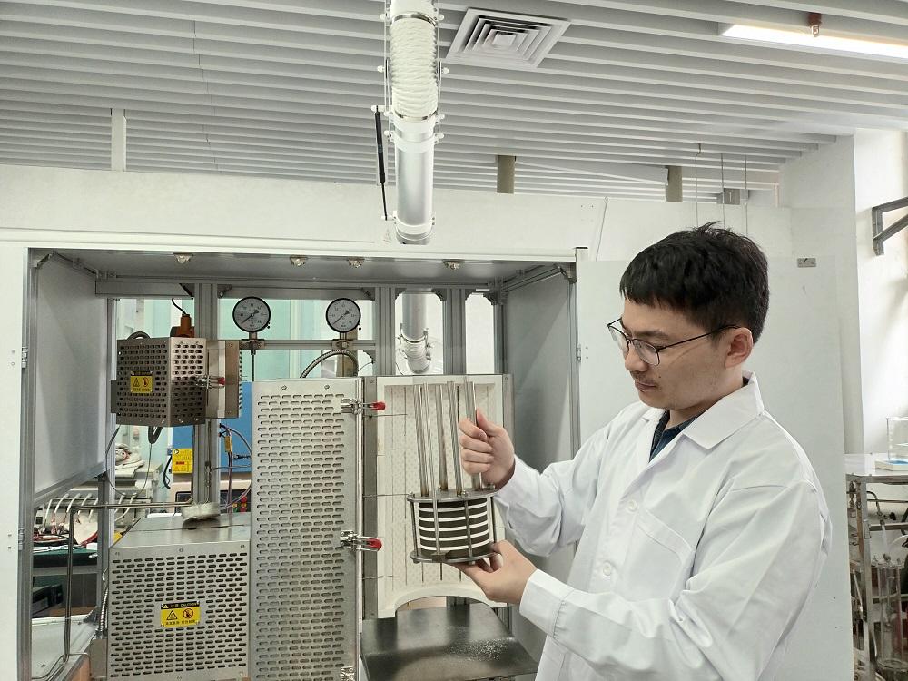 研發團隊正進行電堆開發,希望兩年內做出10至100片多片電池堆疊電堆,達到15千瓦/小時。