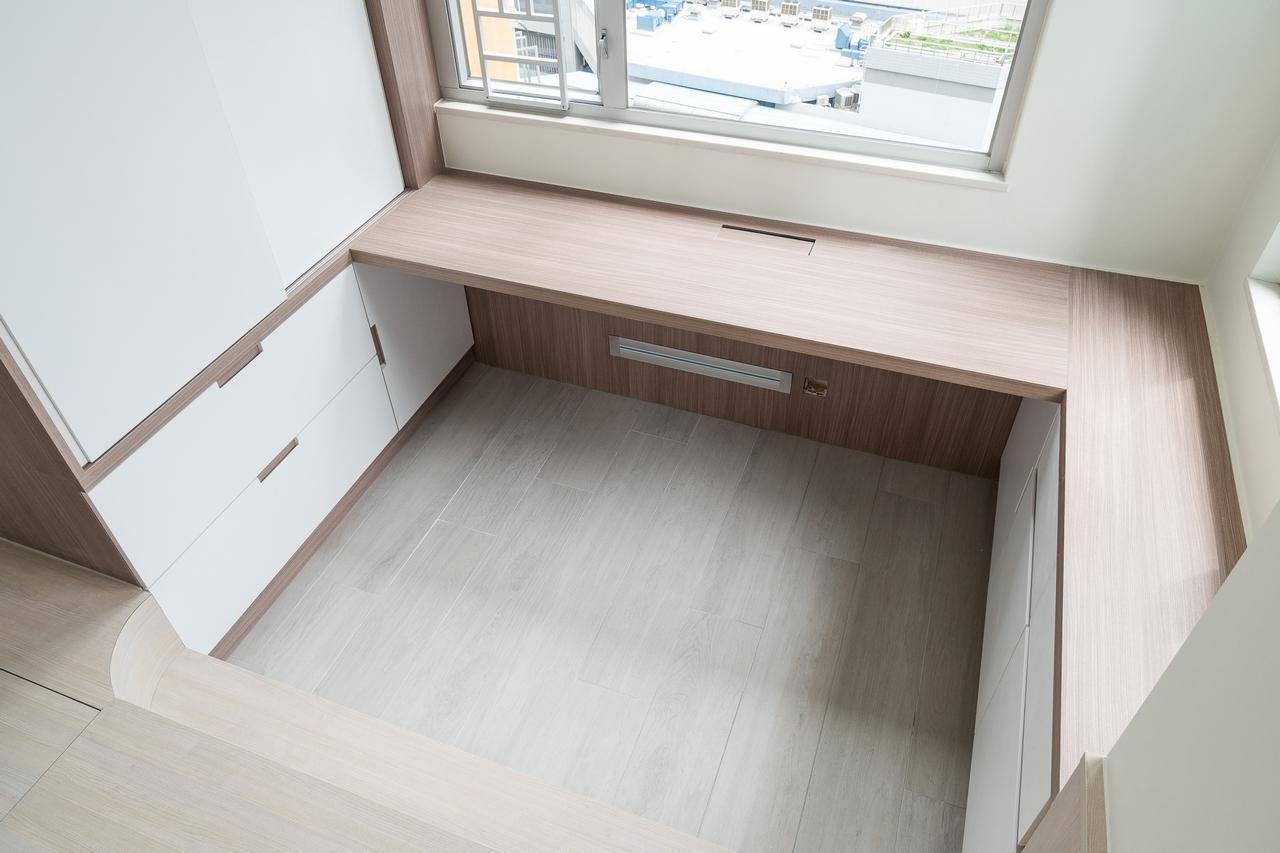 睡房一側靠窗的位置,造了一張曲尺型的書檯