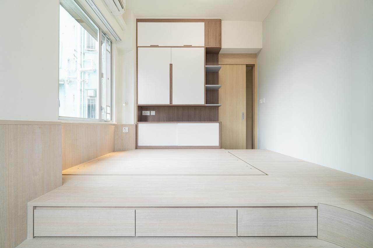 睡房的亦沿用淺木色的木色,設計了一個地台床