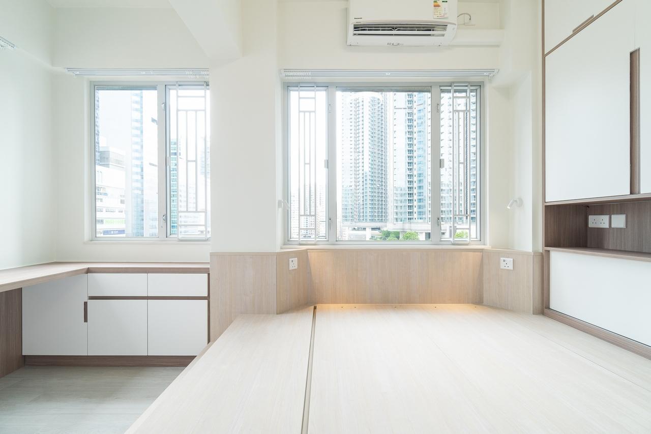 睡房的亦沿用淺木色的木色,設計了一個地台床