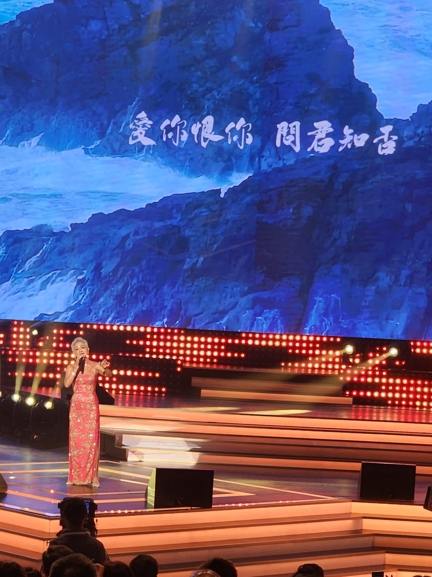 葉麗儀獻唱經典金曲《上海灘》 (黃慶州攝)