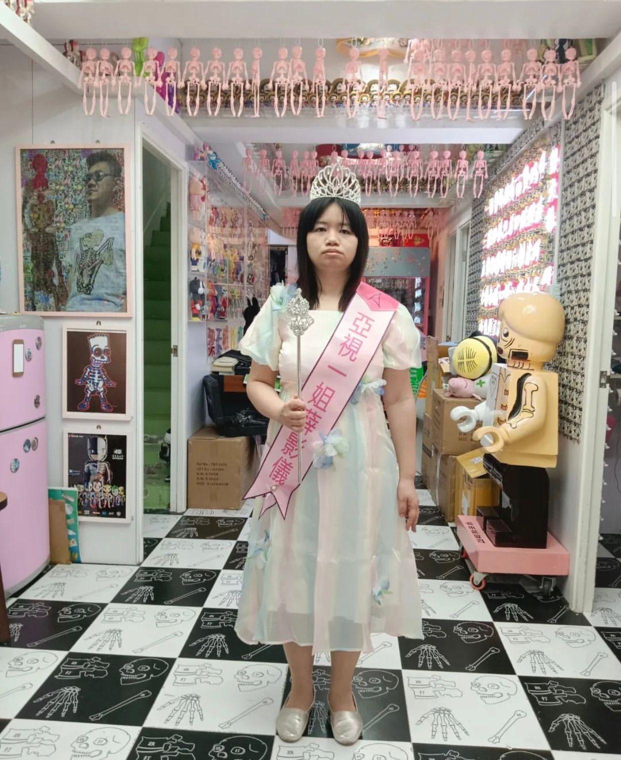 「亞視一姐」薛影儀在生日會上一嘗當選美冠軍。