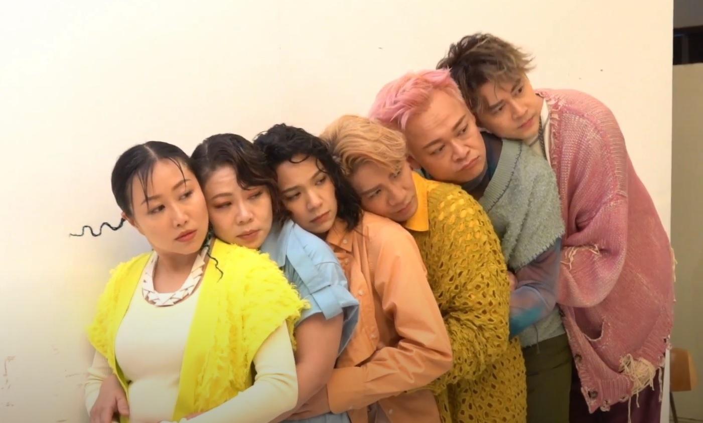 眾人擺出五星戰隊及人形蜈蚣的隊形拍攝,怎料完成一刻齊齊抽筋。