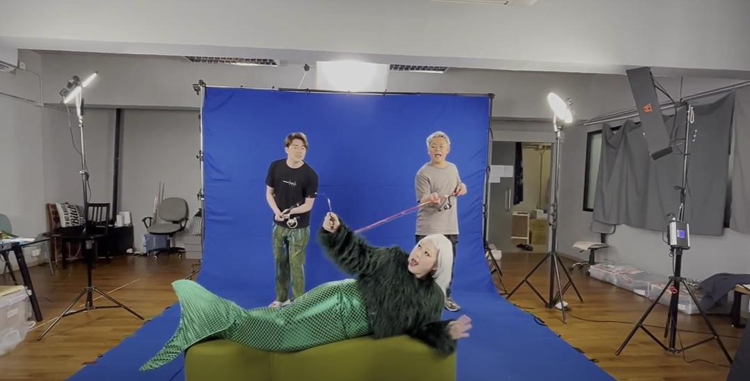 眾演員穿魚尾扮美人魚,為《三聖邨的Little Mermaid》音樂劇拍宣傳片。