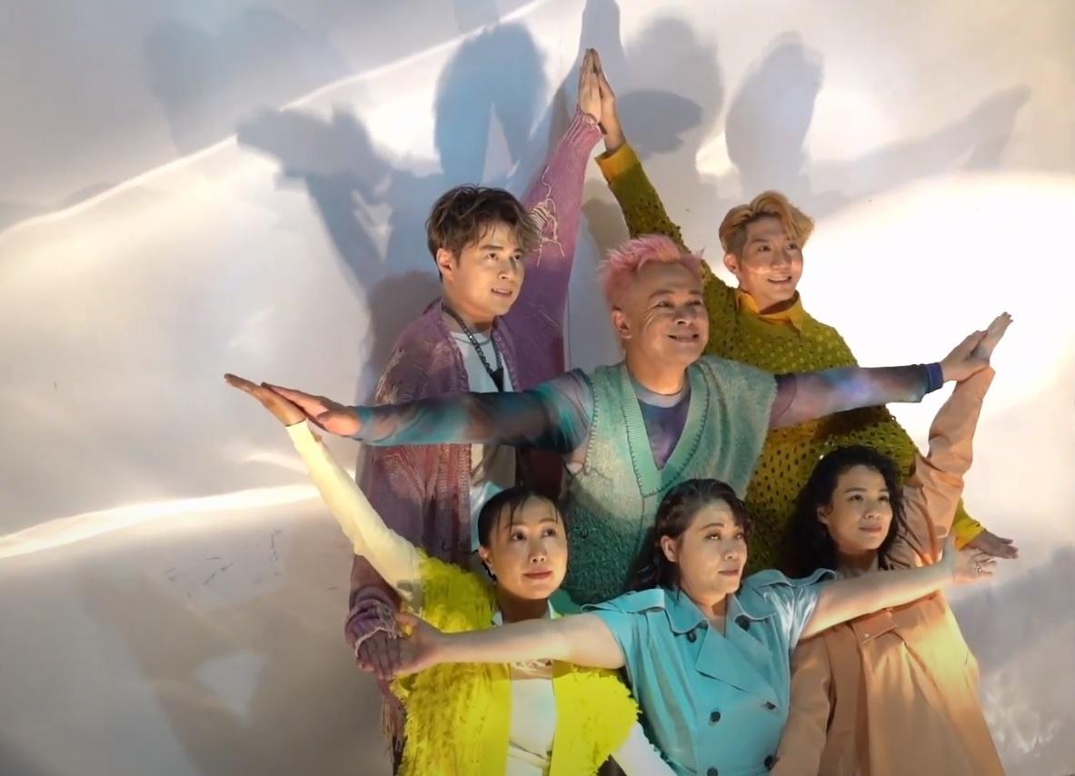 眾人擺出五星戰隊的隊形拍攝,怎料完成一刻齊齊抽筋。