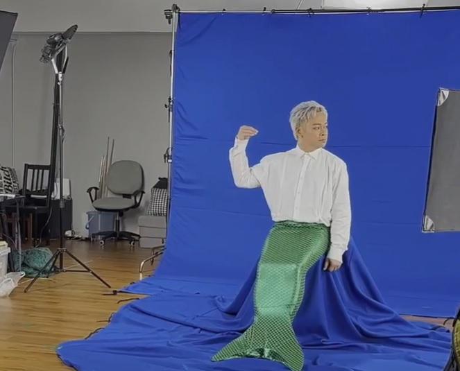 梁祖堯穿魚尾扮美人魚,《三聖邨的Little Mermaid》音樂劇拍宣傳片。
