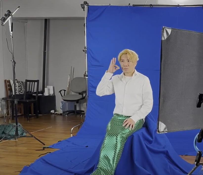 湯駿業穿魚尾扮美人魚,《三聖邨的Little Mermaid》音樂劇拍宣傳片。