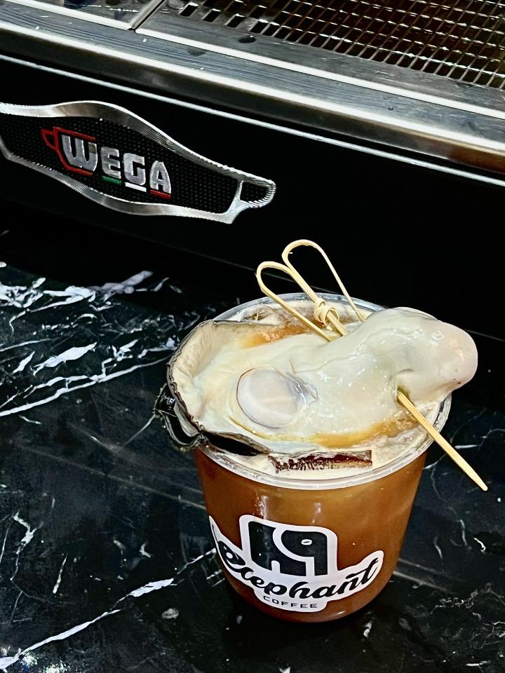 鹹香的生蠔掛在苦澀的咖啡上,加上檸檬的酸味,你敢嘗一口嗎?(圖片來源:超琪@小紅書)