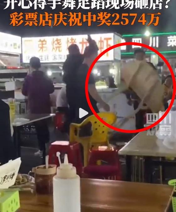 老闆當場連生意都不做,既反檯又掟凳,還砸招牌。(微博)