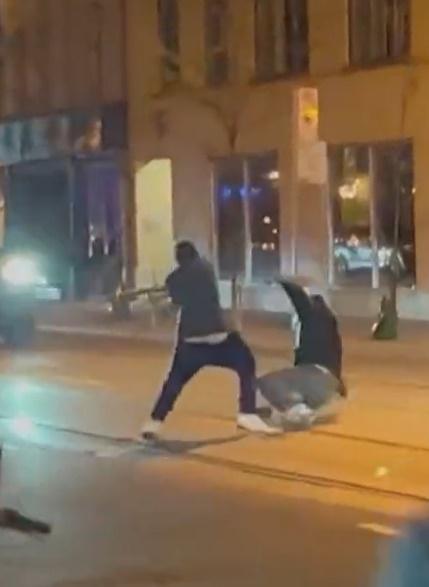 面對Laurenio連環「抽擊」,男子失平衡倒地,掙扎同時只能舉起單手擋格。(Twitter)