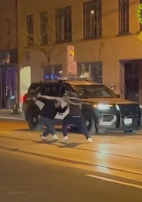 這時警車大聲按警號抵達,一名警員隨即衝落車喝令「立刻趴在地上」。(Twitter)