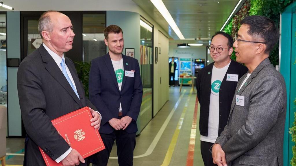 莊敦文到數碼港參觀。(Twitter)