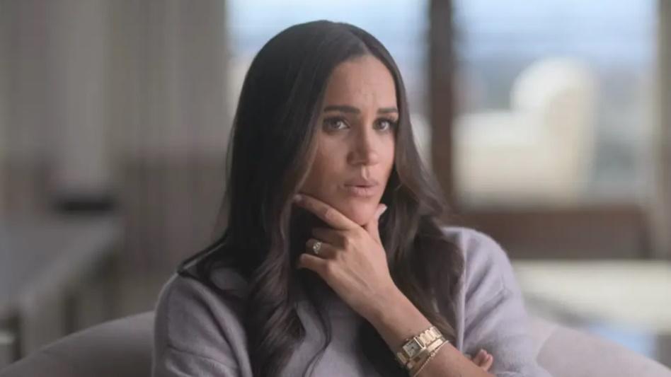 無厘頭傳梅根喬裝出席查理斯加冕禮,瘋傳「白頭佬」原來大有來頭。(Twitter)