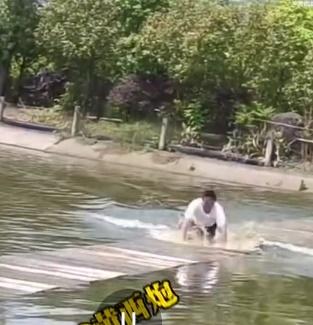 快到中間一半,男子疑似步伐不穩,踩空落水。(微博)