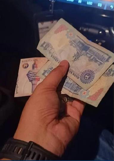座位卻留有3張舊紙幣和一些硬幣,與實際車資13令吉有段距離。(FB)