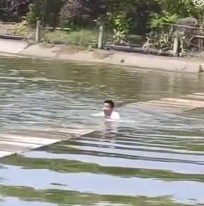 惟男子伏在浮板上、浸在水中久久未能撐起身,及後更失平衡墮入水塘中。(微博)