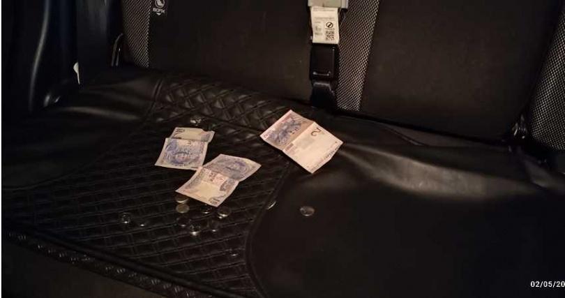 座位卻留有3張舊紙幣和一些硬幣,與實際車資13令吉有段距離。(FB)