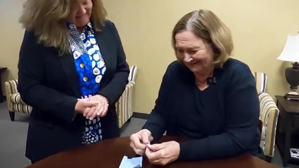 Mary說:「好高興能失而復得,這隻戒指代表著丈夫和我的回憶,是多麼令人難忘,我不會再失去它」。(網上圖片)