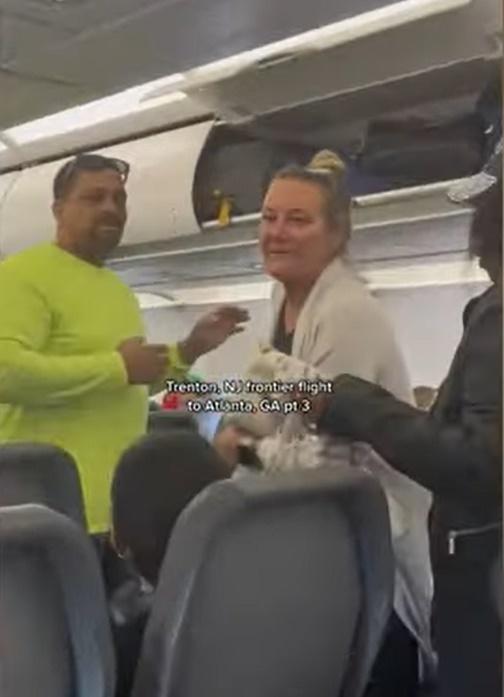 灰衣女子十分「無癮」,最後配合投票結果落機。(YouTube)