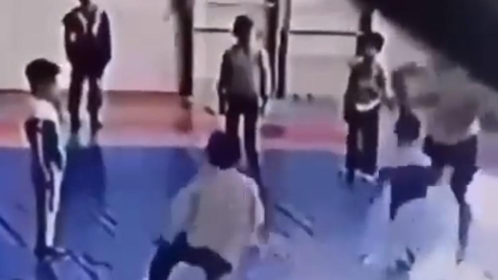 Mehman卻無視Farid Bakarov身體狀況,並以拉扯、扯頭髮等各種方式強迫他站立。(Twitter)