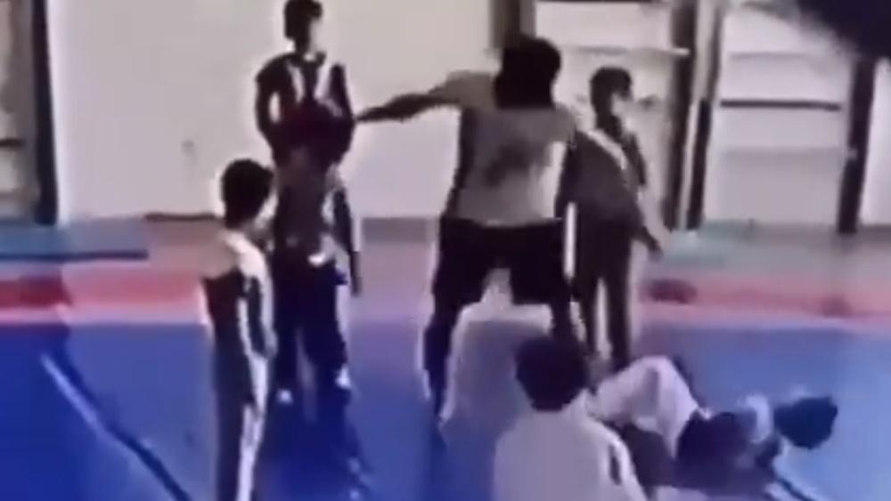 Farid Bakarov承受暴力對待後,已經無法好好站立,多次倒地。(Twitter)