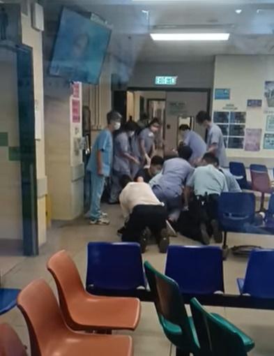 多人合力將疑犯制服,之後有醫護推來病床,準備將疑犯約束帶走。(香港突發事故報料區(新版)@FB)